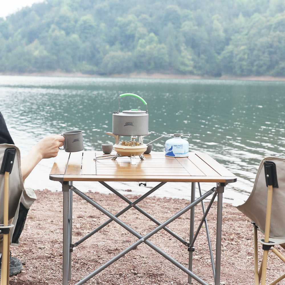 Réchaud a gaz en pleine action sur une table près du lac