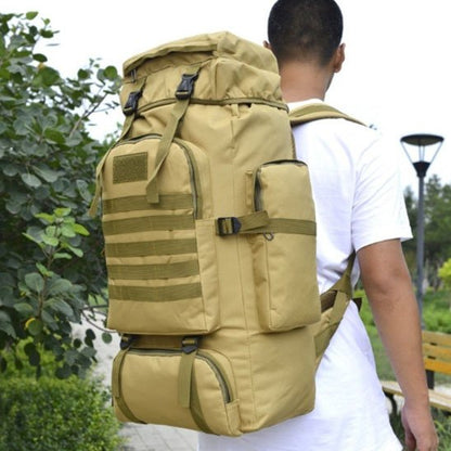 Sac à dos pour randonnée beige dans une sentier de ville