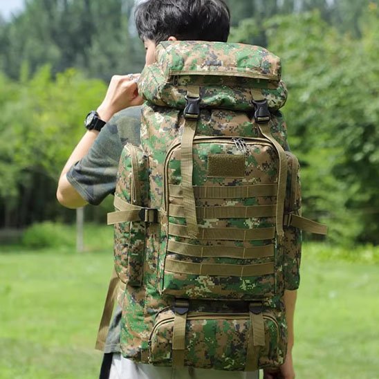 Sac à dos pour randonnée camouflage avec homme dans un parc