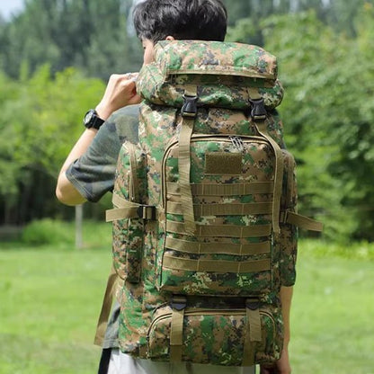 Sac à dos pour randonnée camouflage avec homme dans un parc