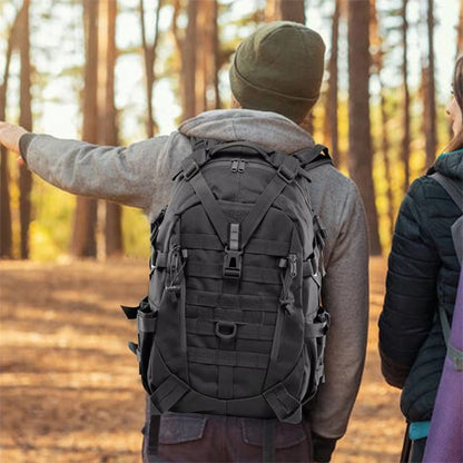 sac à dos pour randonnée  explorant un boisée