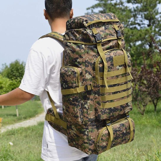 Sac à dos pour randonnée sur homme dans un sentier pédestre