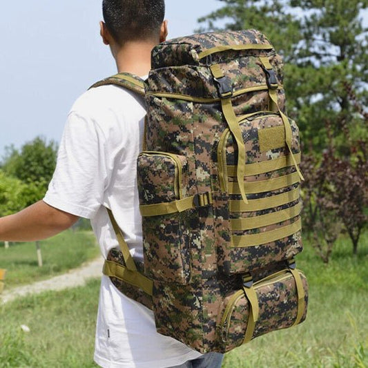 Sac à dos pour randonnée sur homme dans un sentier pédestre