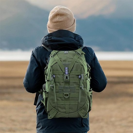 sac à dos pour randonnée vert vers un sentier sablonneux