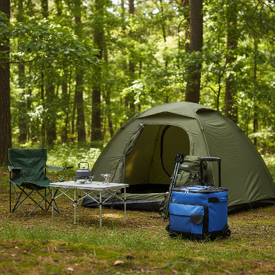 Sac isotherme bleu dans un campement forestier