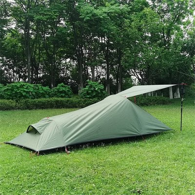 Tente bivouac installée prêt d'un boisée