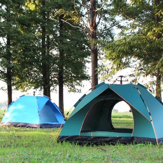 Tente camping dans un boisé sur camping