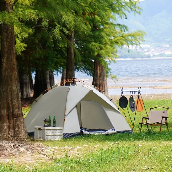 Tente camping installée près d'un plan d'eau