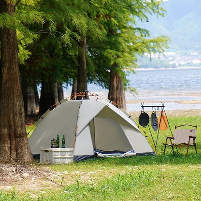 Tente camping installée près d'un plan d'eau