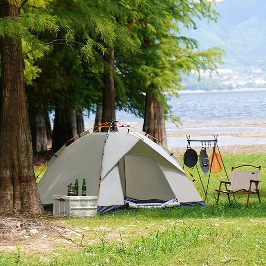 Tente camping installée près d'un plan d'eau