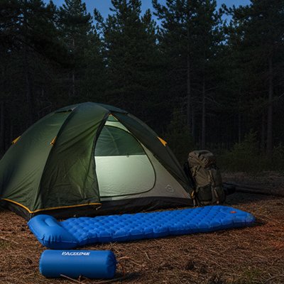 tente et matelas gonflable 1 personne a l'exterieur 