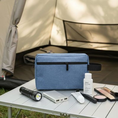 Trousse de toilette bleu sur table de camping