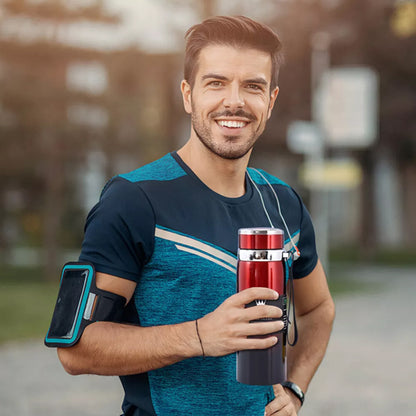 voila un sourire qui en dit long avec gourde isotherme 1L en main